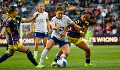 Daniela Montoya y Manuela Pavi intentan cerrarle el paso a Emily Fox. 