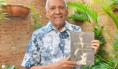 Teobaldo Guillén con su libro 'Remembranzas tras bambalinas. Evocaciones de un pionero del teatro en Barranquilla'.