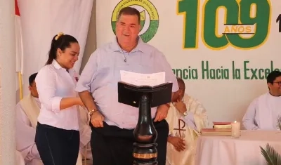 Momento en el que se le caen los pantalones a José Elías Chams.