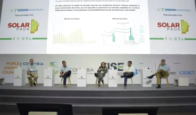 Panel en el Séptimo Encuentro de Energías Renovables donde XM dio la noticia.