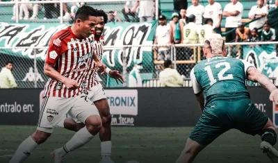 Carlos Bacca intenta un avance hacia el pórtico del Cali ante la marca de José Caldera. 