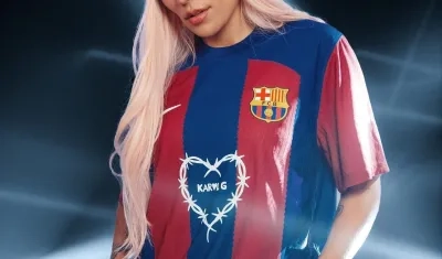 Karol G usando la camiseta de FC Barcelona.