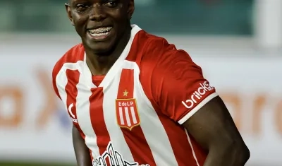 Edwuin Cetré festeja tras convertir, de penalti, el gol del empate de Estudiantes ante Boca. 