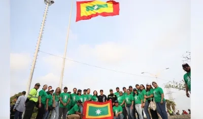 La foto oficial del alcalde Alejandro Char, la primera dama Katia Nule, y los miembros del gabinete con el fondo de la bandera a 70 metros de altura