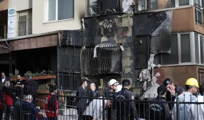 Organismos de socorro ingresan al club nocturno incendiado que funciona en el sótano