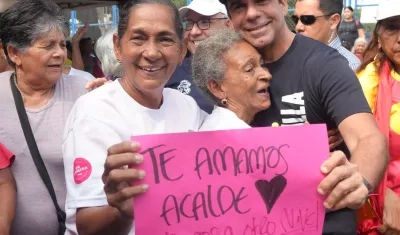 Alcalde Char junto a adultos mayores.