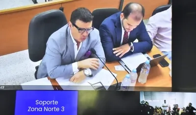 Diego Henao Vargas (izquierda) abogado de Nicolás Petro. 