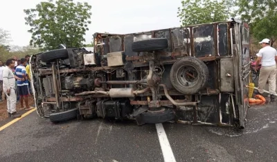 Furgón volcado tras el accidente. 