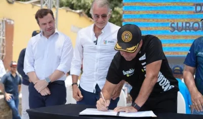 Alcalde Char firmando inicio de las obras.