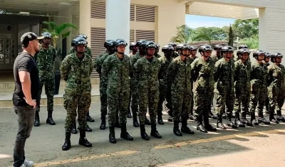 Concejal Andrés Escobar dando instrucciones a personal militar. 