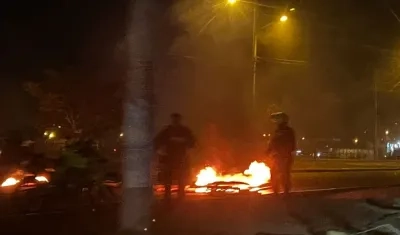 La Policía tuvo que desbloquear las vías. 