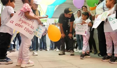 Alcalde Char con niños de la primera infancia