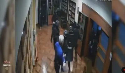 Momento del ingreso de las fuerzas armadas de Ecuador a la embajada mexicana. 