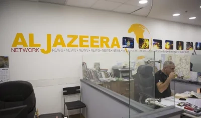 Vista de un grupo de trabajadores del canal de noticias catarí Al Yazira en la oficina del canal en Jerusalén. 