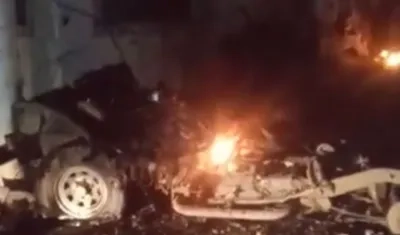 Imagen del carrobomba detonado.