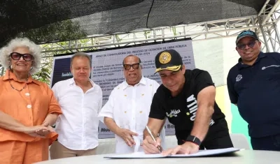 María Eugenia Castro, directora del MAMB; Filiberto Mancini, Junta Directiva MAMB, el alcalde Alejandro Char, el pintor Álvaro Barrios y el secretario de Cultura, Juan Carlos Ospino.