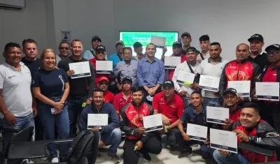 Clausura del primer curso técnico en cultura vial para ciclistas, moto acompañantes y jueces de ciclismo.