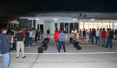 Personas que fueron deportadas desde Panamá.