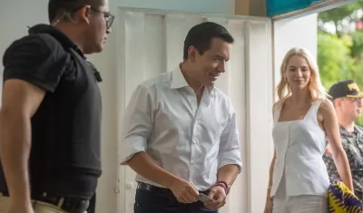 El presidente Danie Noboa se alista a votar en el referendo de este domingo cumplido en Ecuador