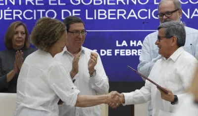 Vera Grabe, jefa del equipo de negociación del Gobierno de Colombia, y Pablo Beltrán, jefe negociador del ELN.