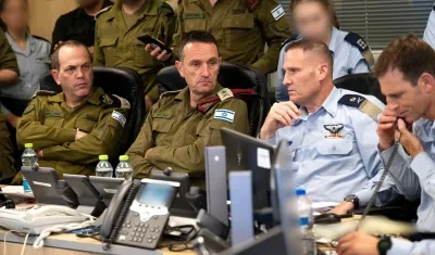 El jefe del Estado Mayor del Ejército de Israel, Herzi Halevi (2i), y el mayor general de las Fuerzas Aéreas de Israel, Tomer Bar
