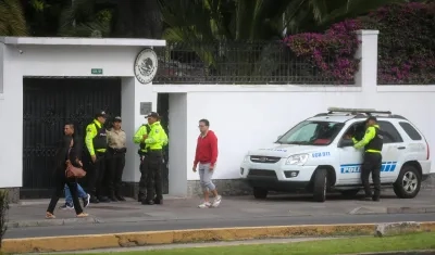 entrada a la Embajada de México este sábado en Quito (Ecuador). 