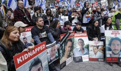 Los miembros de la familia de rehenes, cerca de la Sede de las Naciones Unidas