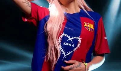 Karol G con la camiseta y el logo.