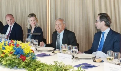 El Ministro de Hacienda, Ricardo Bonilla (centro).