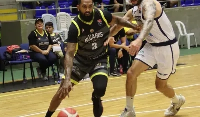 Jonatan Machado, de Titanes, intenta impedir el avance de Josimar Ayarza.