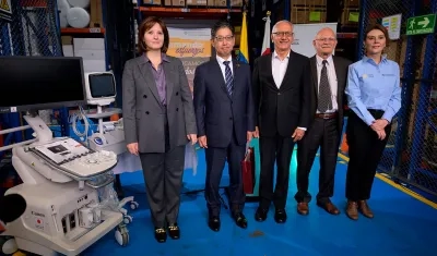 El embajador japonés, Takasugi Masahiro (segundo de izquierda a derecha), y el ministro de salud, Guillermo Alfonso Jaramillo.