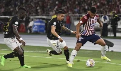 Jugada del partido de esta noche en el estadio Metropolitano. 