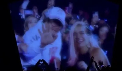 Karol G con una seguidora de 78 años.