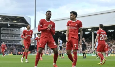 Ryan Gravenberch y Luis Díaz celebrando el segundo gol de Liverpool.