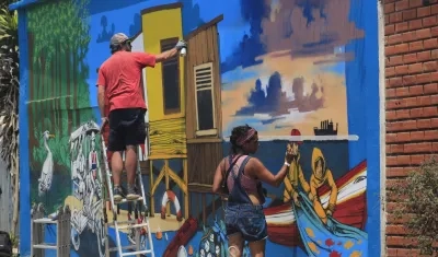 Los artistas franceses Korsé y Sahar Dadsetan. 