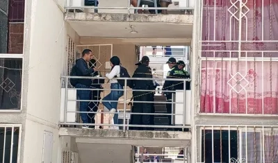 Las autoridades en el apartamento donde fue hallado el cuerpo de la mujer. 