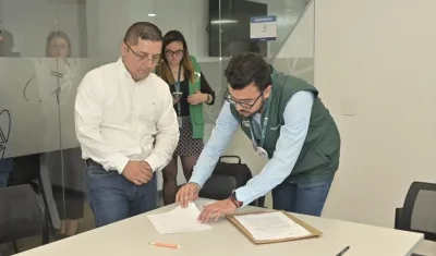 Luis Carlos Leal (chaleco verde) en la intervención a EPS Sanitas.