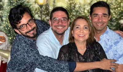 Mónica Insignares en compañía de sus hijos.