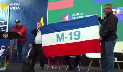 El Presidente Petro y al lado la bandera del M-19.