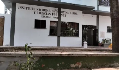 El cuerpo de la víctima fue trasladado por las autoridades a Medicina Legal. 