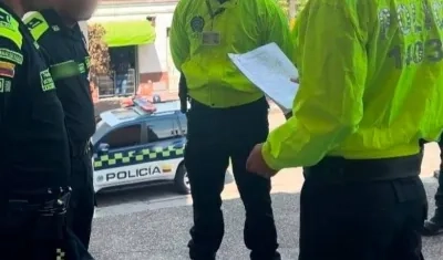 Momento en que los policías señalados eran capturados por la Sijin. 