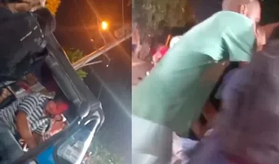 Momento en que una de las mujeres era llevada en un motocarro a la clínica. 