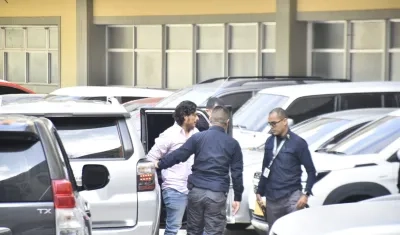 Nicolás Petro a su llegada al Centro de Servicios. 