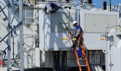Personal de Air-e trabajando en subestación de energía.
