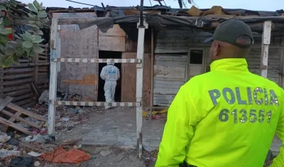 Personal de la Policía inspeccionando el lugar de la masacre.
