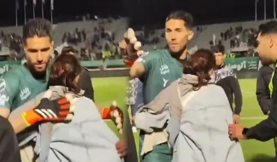 El portero en momento en que abraza a la mujer.