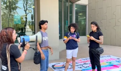 Protesta en la parte externa de la Fiscalía. 