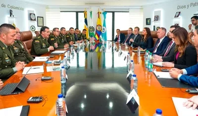 El director de la policía junto a la comitiva de los Estados Unidos.