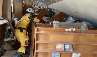 Los rescatistas trabajan para ayudar a los atrapados.