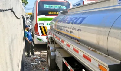 El director de la UNGRD, Carlos Carrillo, observando uno de los carrotanques.